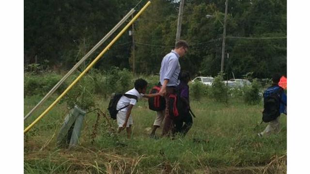 3onyourside's tweet photo. Memphis teachers praised for walking students home http://t.co/fsVgtoZih6 http://t.co/9nOIt34qJl