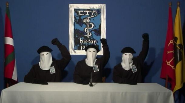 orainnoticias's tweet photo. ETA advierte de que con las detenciones 'armas y arsenales pueden quedar fuera de control' http://t.co/81njCzYVRT http://t.co/SfSschD0dV