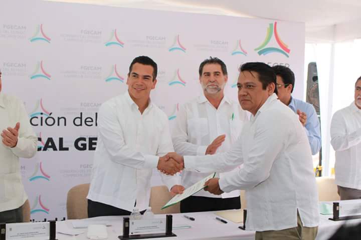 Fge_campeche's tweet photo. #FGEC Lic. Mario Ortiz, Vicefiscal con Sede en Carmen, enhorabuena!!!@alitomorenoc http://t.co/4OhrFe1lMY