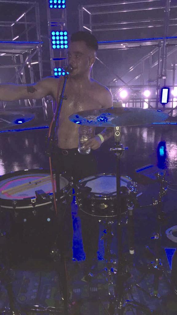 lewismcg14's tweet photo. As if i just got to sing Hey! With Slaves fuck me nae vayyy #mtvlockdown http://t.co/p3pw9cyV28