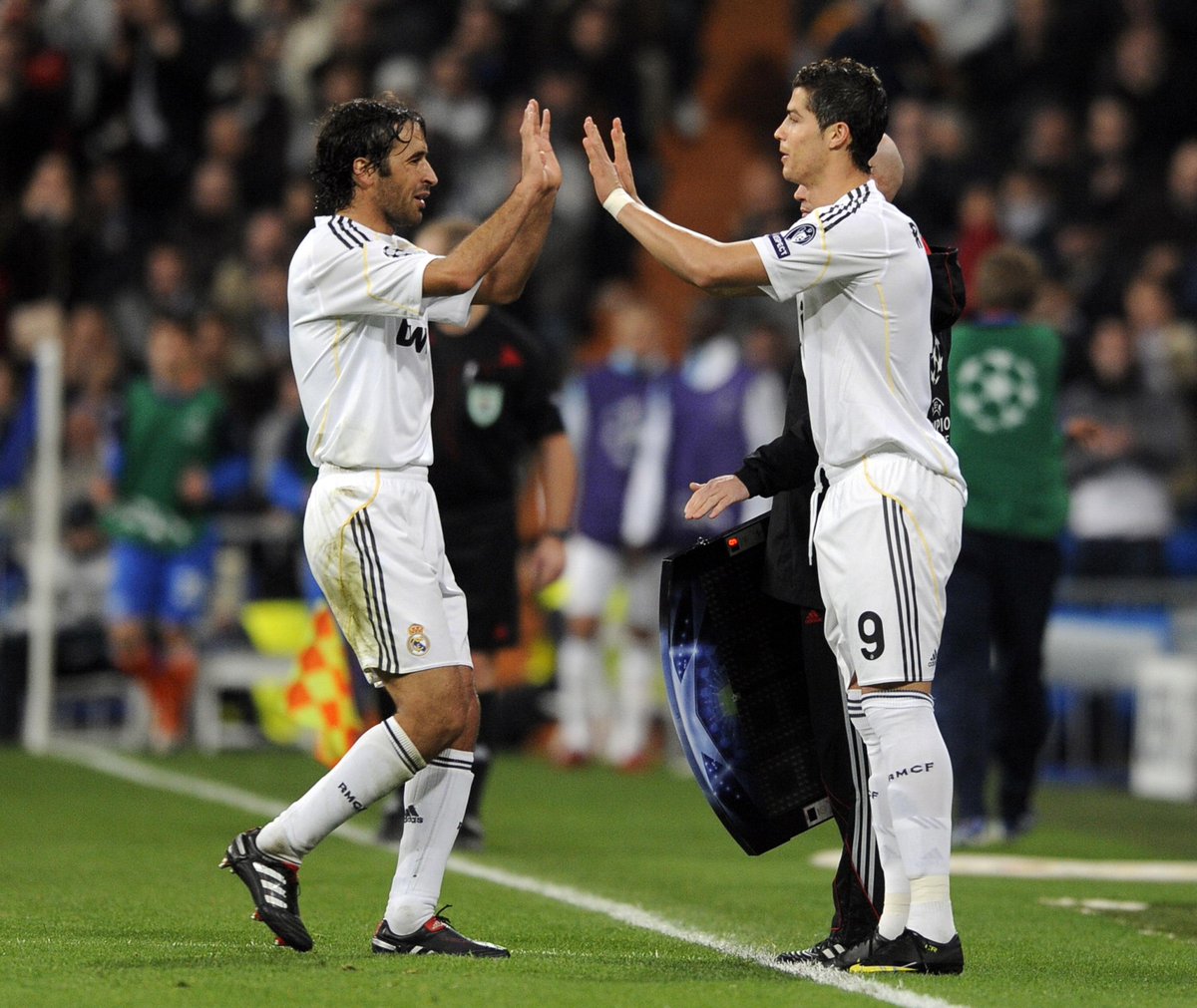 ChampionsLeague's tweet photo. Raúl: 323 goals in 741 Real Madrid games.

Ronaldo: 323 goals in 308 Real Madrid games.

#UCL http://t.co/GmMZYoHXWu