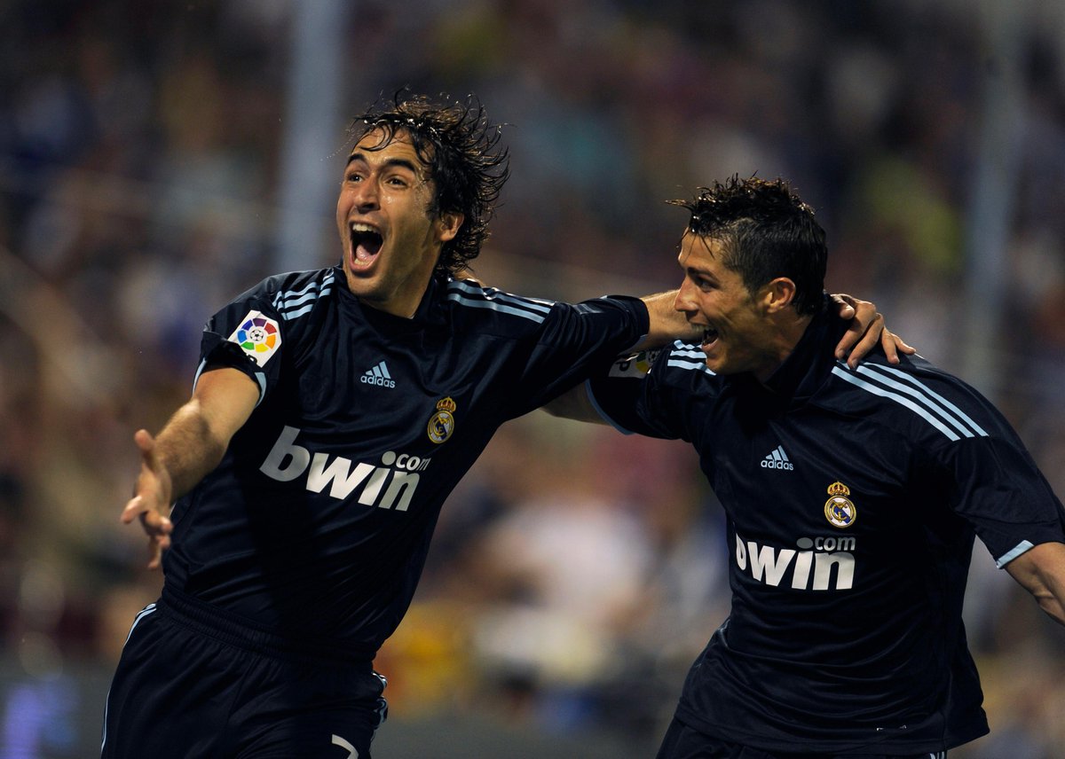 ChampionsLeague's tweet photo. Raúl: 323 goals in 741 Real Madrid games.

Ronaldo: 323 goals in 308 Real Madrid games.

#UCL http://t.co/GmMZYoHXWu