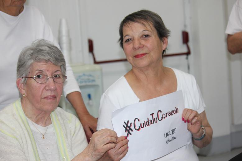marceloalva's tweet photo. Orgullosa exhibe su cartel #PamiPreventivas http://t.co/zJy1J2hA9S