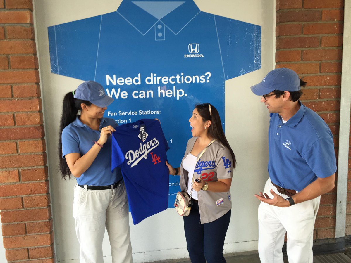 Dodgers's tweet photo. RT this to win! @HelpfulHonda wants to send you to Saturday’s #Dodgers game! http://t.co/IHkXIynmU9