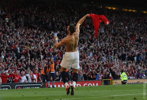 ManUtd_Es's tweet photo. ¡Felicitaciones a @Cristiano Ronaldo por anotar su gol 500 en su carrera de los cuales 118 fueron con el #mufc! http://t.co/CHUxvDw4SM