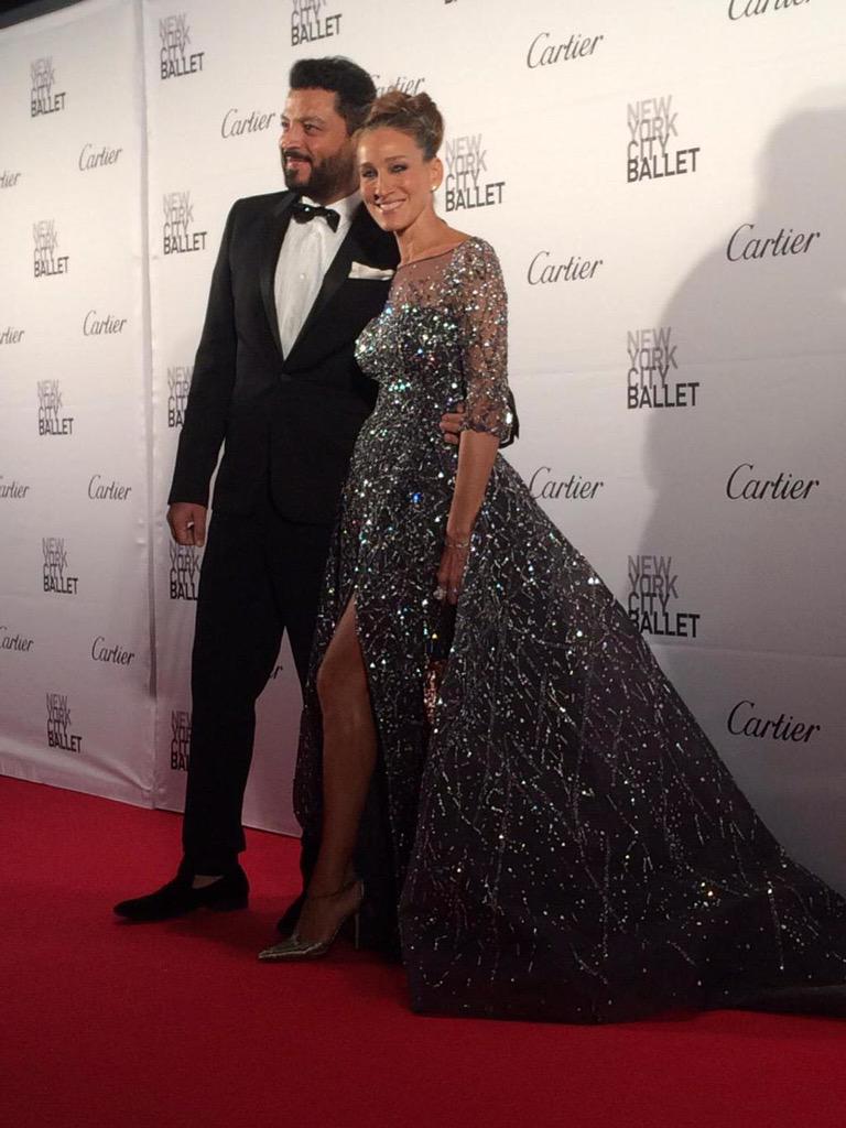 zuhairmurad's tweet photo. #sarahjessicaparker looks lovely on the red carpet of the @nycballet gala next to #ZuhairMurad in one of his designs http://t.co/nTY7Akvjx2