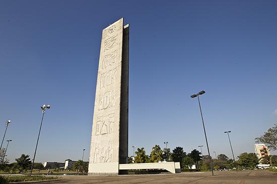 folha's tweet photo. USP cai em ranking internacional e tem pior resultado em cinco anos: http://t.co/UraJl50Snw http://t.co/WzEwVnuWBz