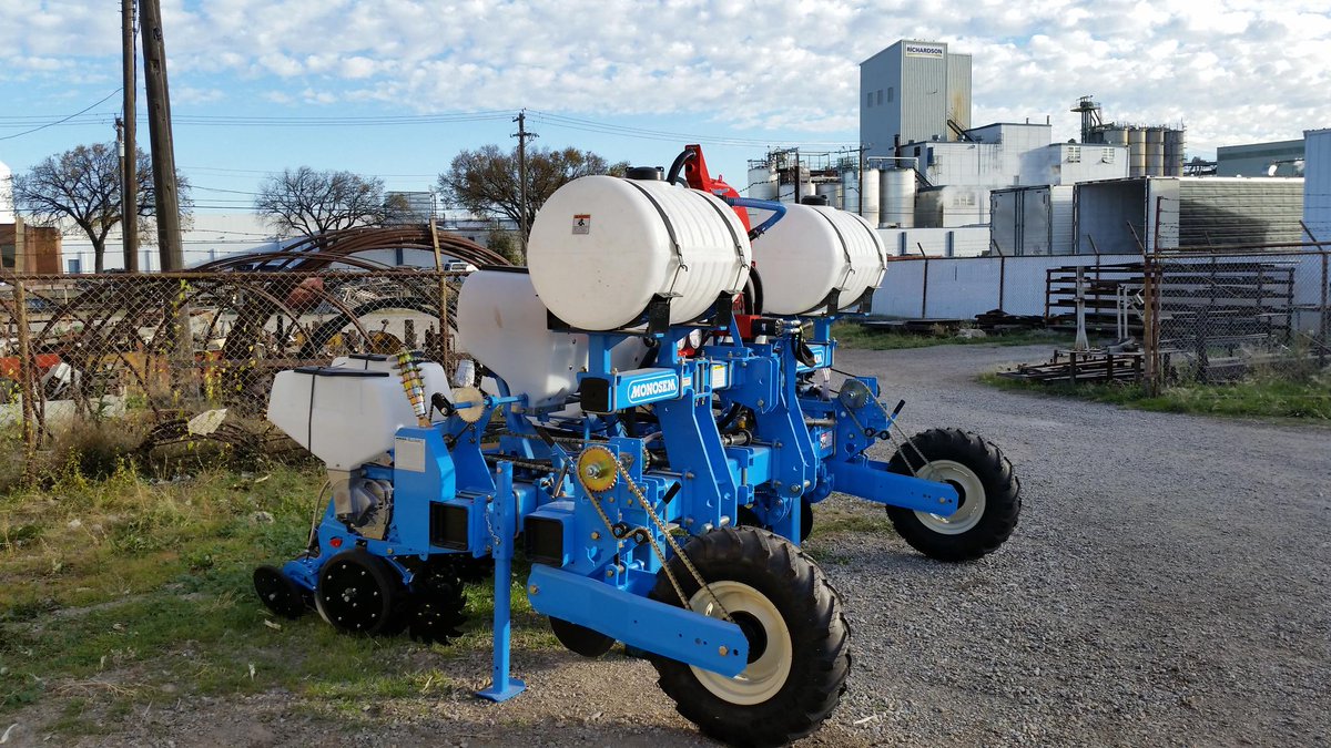 killerkencoles's tweet photo. Just picked up new row crop planter from Kirchner. Ready to play with dryland grain corn agronomy! @AlbertaAg #acidf http://t.co/vR3a1X6dRJ