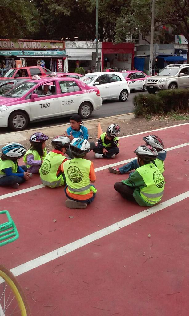 BiciEscuelaMHmx's tweet photo. En #BiciEscuelaMH seguimos transmitiendo la pasión por la bicicleta a los mas chavitos http://t.co/69jufvzJVe