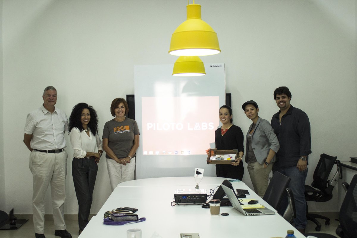 piloto151's tweet photo. Hoy tuvimos la oportunidad de escuchar a @CoraggioPR en nuestra 3era #EdiciónModa #1MillionCupsPR #PilotoLabs http://t.co/GMP8VWaGmD