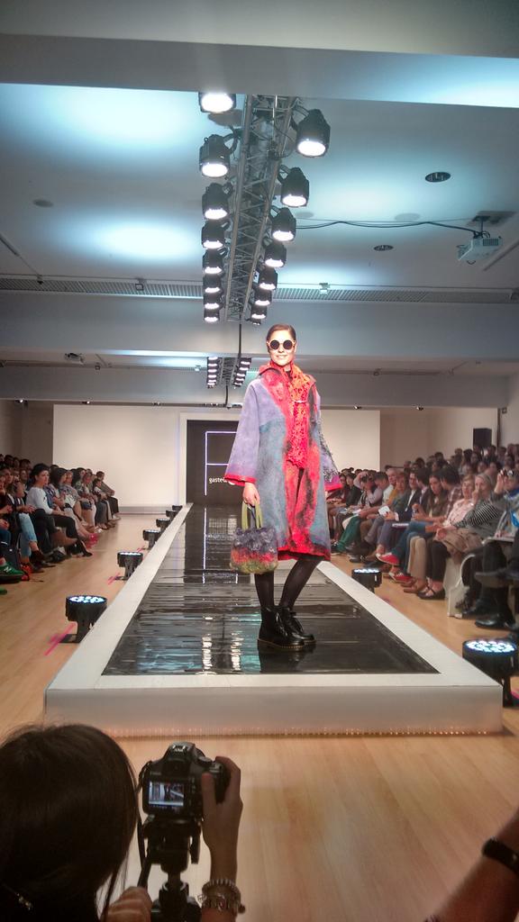 gasteizon's tweet photo. “@pasarelagon: Nuna vuelve a sorprender con sus creaciones esta vez junto a Nardaya #pasarelagon2015 http://t.co/kS4ERaOUc4”