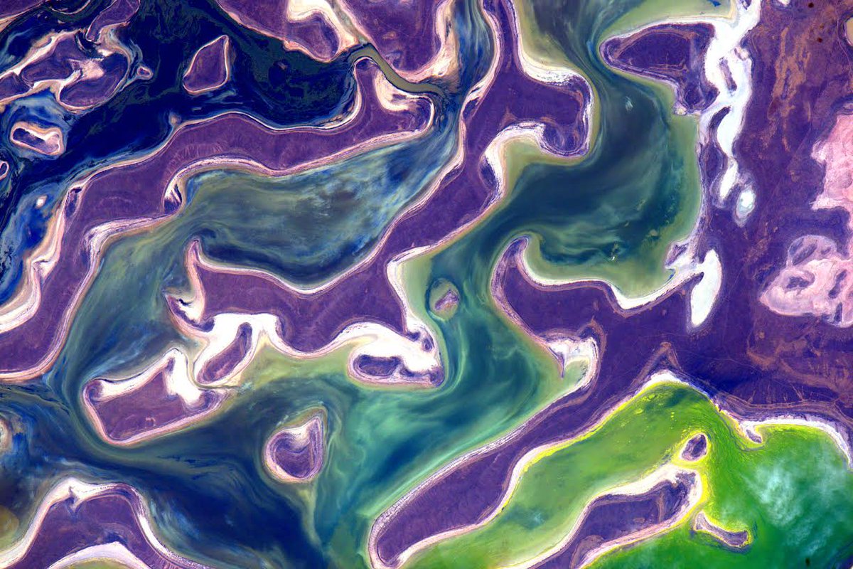 StationCDRKelly's tweet image. #EarthArt Our planet seems to have a sense of humor at times. #YearInSpace