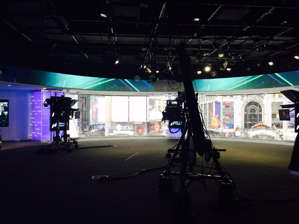 cathbarba's tweet photo. Au #Nasdaq avec @squagliozzi #BFMbusiness pour notre 1ère émission sur les femmes entrepreneurs dans la tech! http://t.co/j4HAI6EvGs