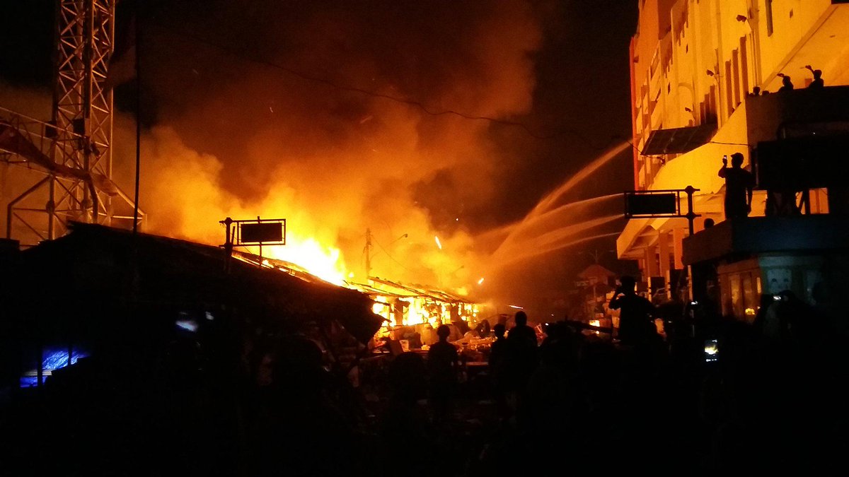 Dhonie_gac's tweet photo. Trjadi kebAkaran hebAt di Ramayana robinson SGC cikarang,bekasi http://t.co/uj2592f1i1