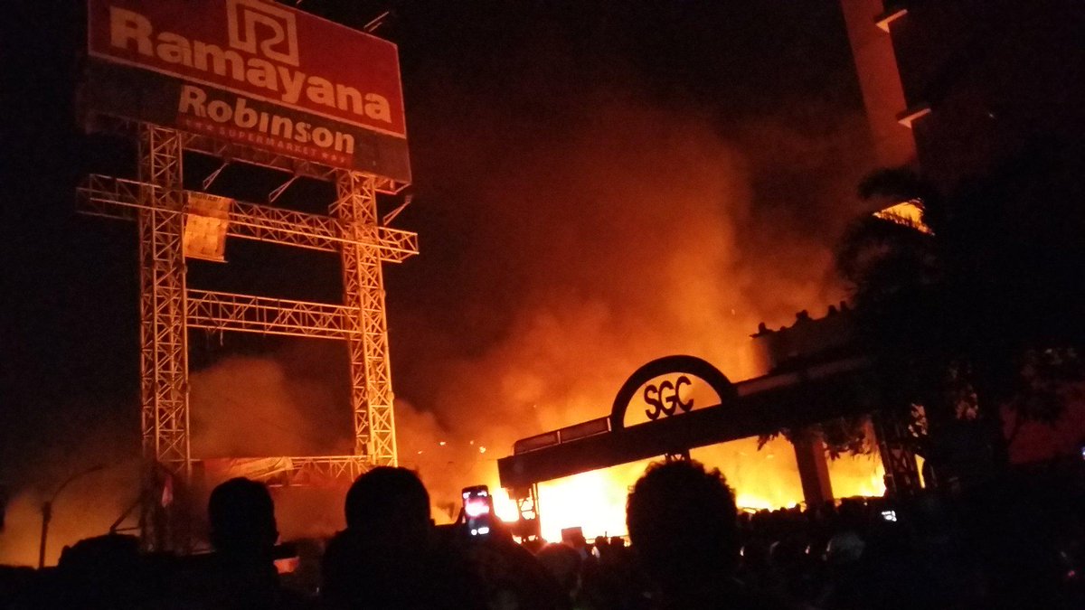 Dhonie_gac's tweet photo. Trjadi kebAkaran hebAt di Ramayana robinson SGC cikarang,bekasi http://t.co/uj2592f1i1