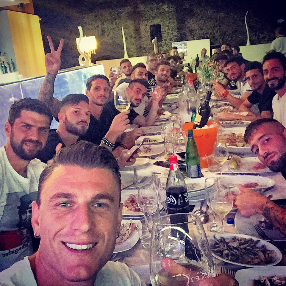 Il Catania a cena: compattezza e amicizia, basi della forza del gruppo.
#CalcioCatania #laforzadelgruppo