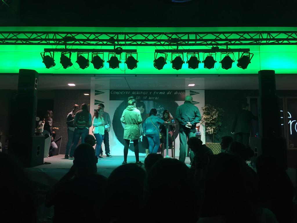 Largas colas en <a href="/elcorteingles/">El Corte Inglés</a> de #Albacete para ver a <a href="/RozalenMusic/">Rozalén</a>. ¡Enhorabuena, <a href="/vitoljaviel/">Víctor Hernández</a> y equipo!