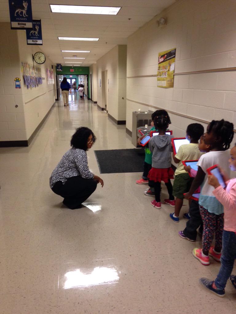 maggieLphillips's tweet photo. @drmcgaughy Leading the way with @Seesaw in kindergarten! #engagecobb #huskychat http://t.co/upvDBzExhv
