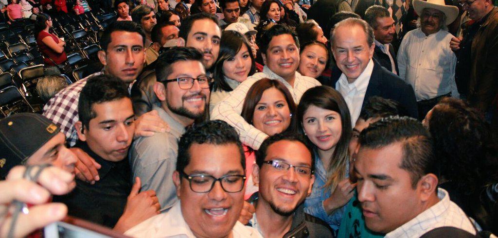 ColetRendon's tweet photo. #LiderezDeHoy que son capaces de transformar la vision en realidad!  #SomosGTM http://t.co/3Pz2WHU4C0