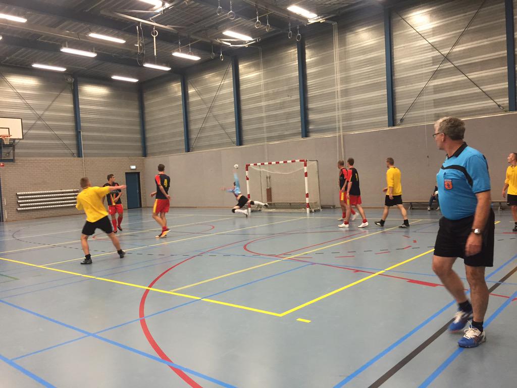 De eerste wedstrijd van vanavond eindigt in een overwinning voor <a href="/FutsalBeilen/">FutsalBeilen</a> 1. <a href="/zvvreuz/">zvv REUZ</a> 3 werd met 7-1 verslagen.