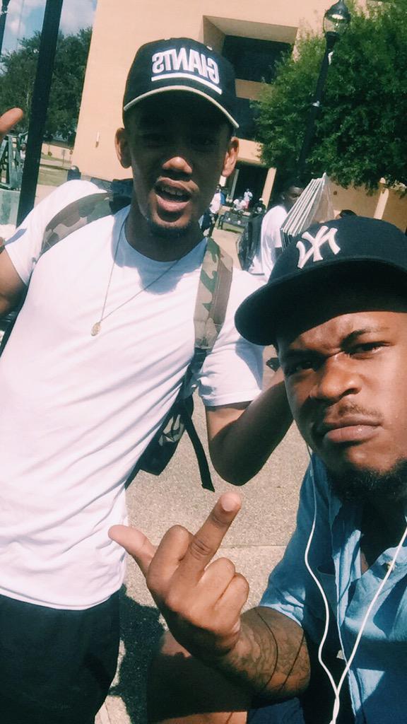 kennethbrotherr's tweet photo. ran cross my big brotha @Newday93 today at school... #CoolGuy #KarrAlumni http://t.co/iZrDsy81Lq