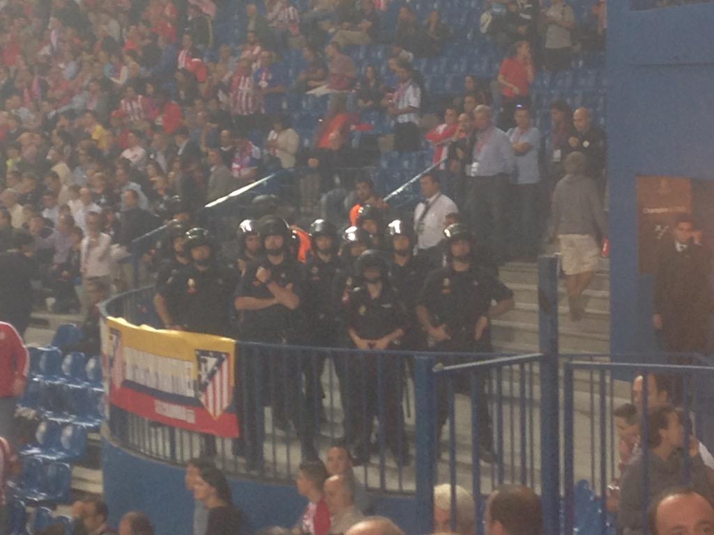 RebeRodil's tweet photo. Esta es la actuación de al policía ante la que se está liando en el Calderón #atletibenfica http://t.co/T9wwsjx65C
