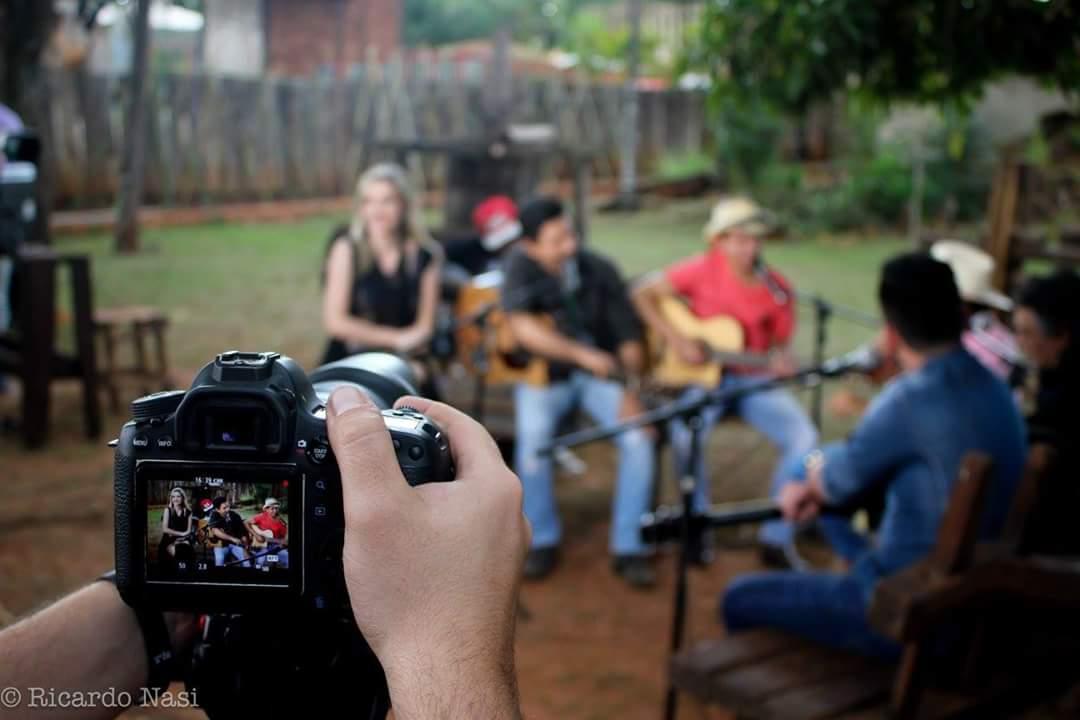 oficialZHG's tweet photo. Confia no >> http://t.co/0fkh4nNQpo o álbum de fotos e a participação da dupla no #ArenaBarretão #ZHeGNoArenaBarretão http://t.co/VMFABS8iO7