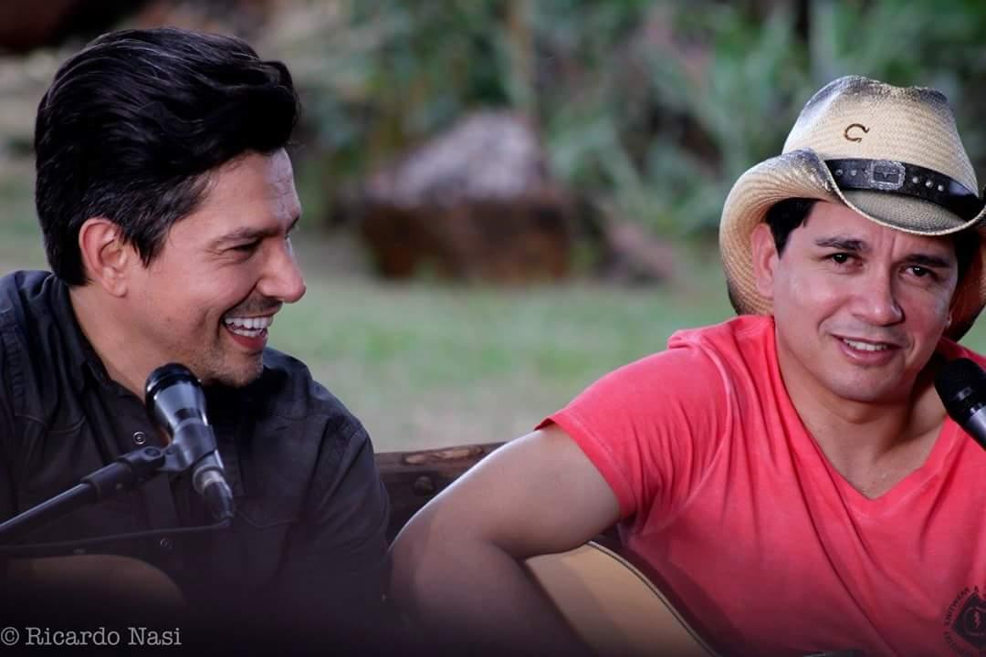 oficialZHG's tweet photo. Confia no >> http://t.co/0fkh4nNQpo o álbum de fotos e a participação da dupla no #ArenaBarretão #ZHeGNoArenaBarretão http://t.co/VMFABS8iO7