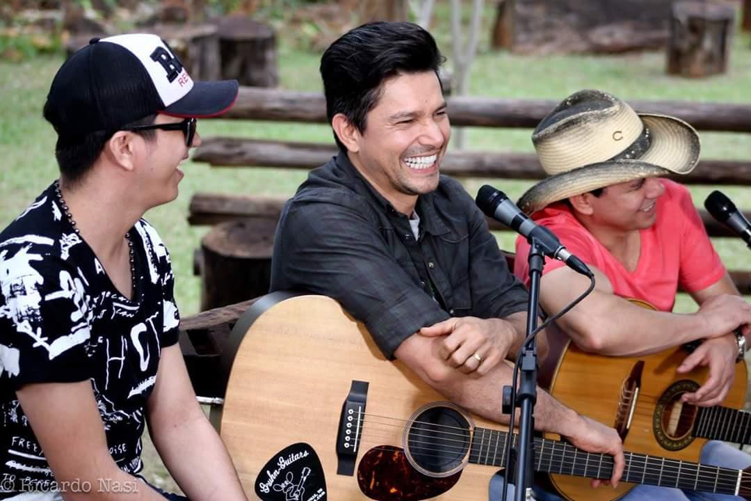 oficialZHG's tweet photo. Confia no >> http://t.co/0fkh4nNQpo o álbum de fotos e a participação da dupla no #ArenaBarretão #ZHeGNoArenaBarretão http://t.co/VMFABS8iO7