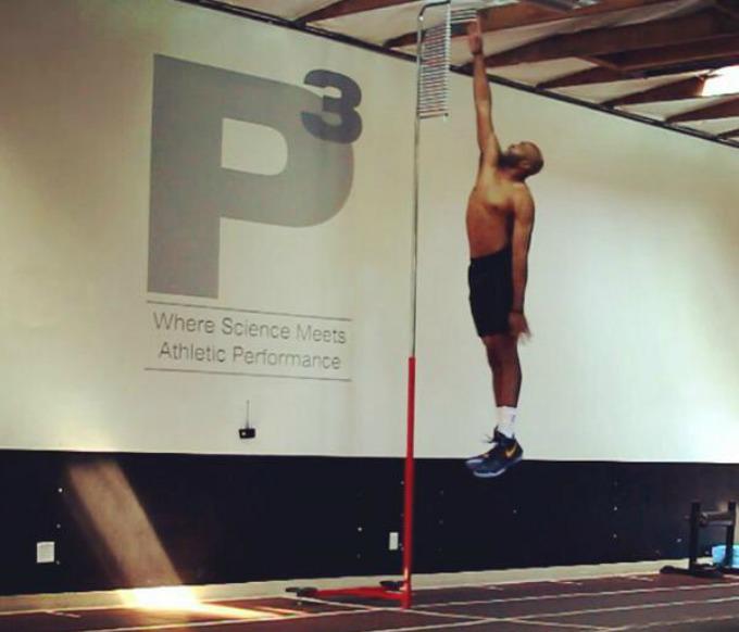 ComplexSports's tweet photo. It’s 2015, and 38-year-old Vince Carter can still jump out of the gym: http://t.co/nXyz5LhaeU http://t.co/qypp7d9QQI