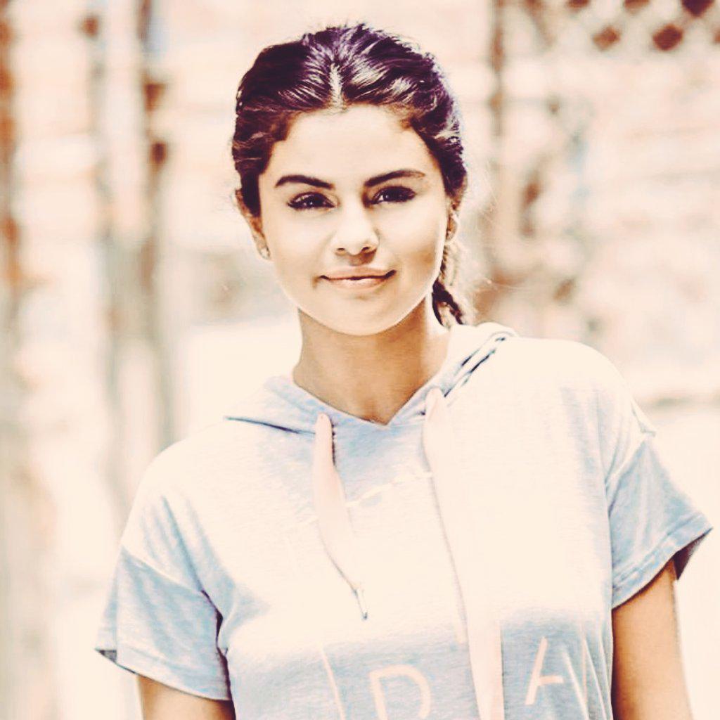 CelebInfoClub's tweet photo. Know about selena gomez at 
http://t.co/6Wsa8UHmgJ http://t.co/DKUIewLyxu