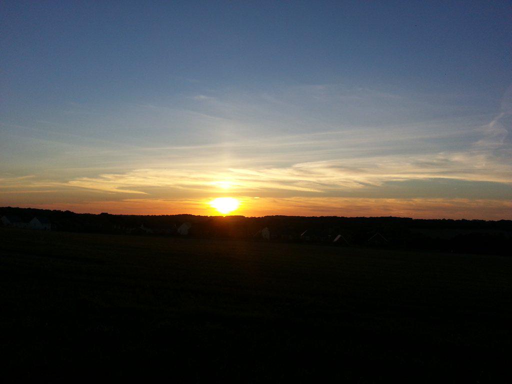 shailja101's tweet photo. Perks of living in the countryside..Gorgeous Sunset @overtonhants http://t.co/k6568Y4n6z