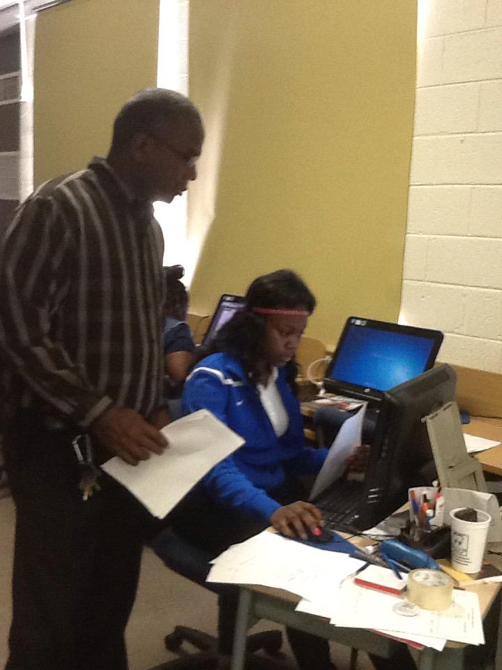 kmhsrobotics's tweet image. Researching as always.! 💻👀🐻