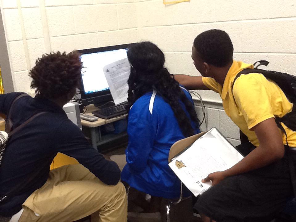 kmhsrobotics's tweet image. Researching as always.! 💻👀🐻