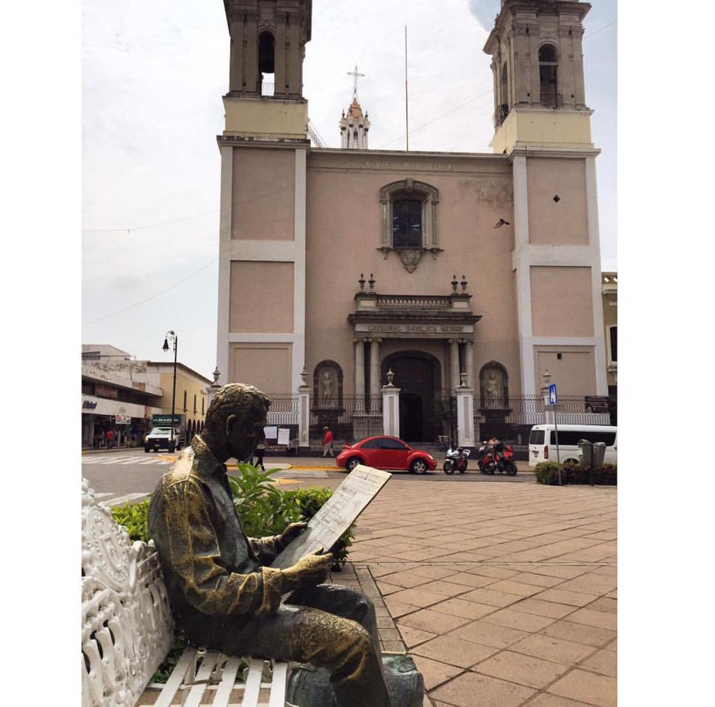 VisitColimaMx's tweet photo. Si visitaste el Centro de Colima seguro te tomaste la foto con este peculiar personaje.
#JardínLibertad #ColimaCentro http://t.co/qVxKGcM0DD