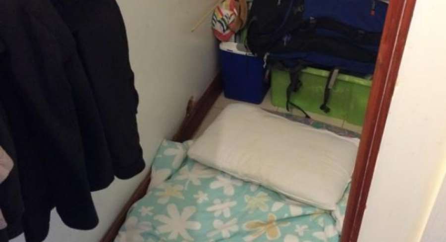 A3Noticias's tweet photo. Alquilan en Londres por 700 euros al mes una cama en el hueco de una escalera http://t.co/6s9P39e5p1 http://t.co/i5kO3nBuhD