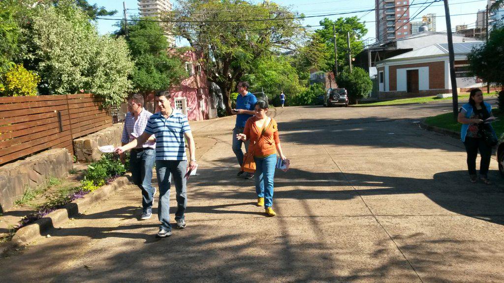 christiandechat's tweet photo. Recorremos las calles de Posadas contando a los vecinos nuestras propuestas de gestión comunal, somos #PasiónPorHacer http://t.co/BlSmhSsYkg