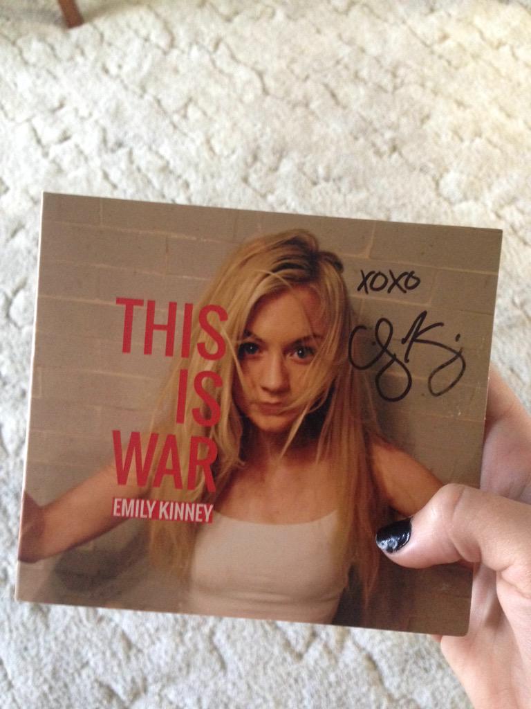 sophielizabet_'s tweet photo. @emmykinney I GOT A SIGNED ONE http://t.co/3md48HpADK