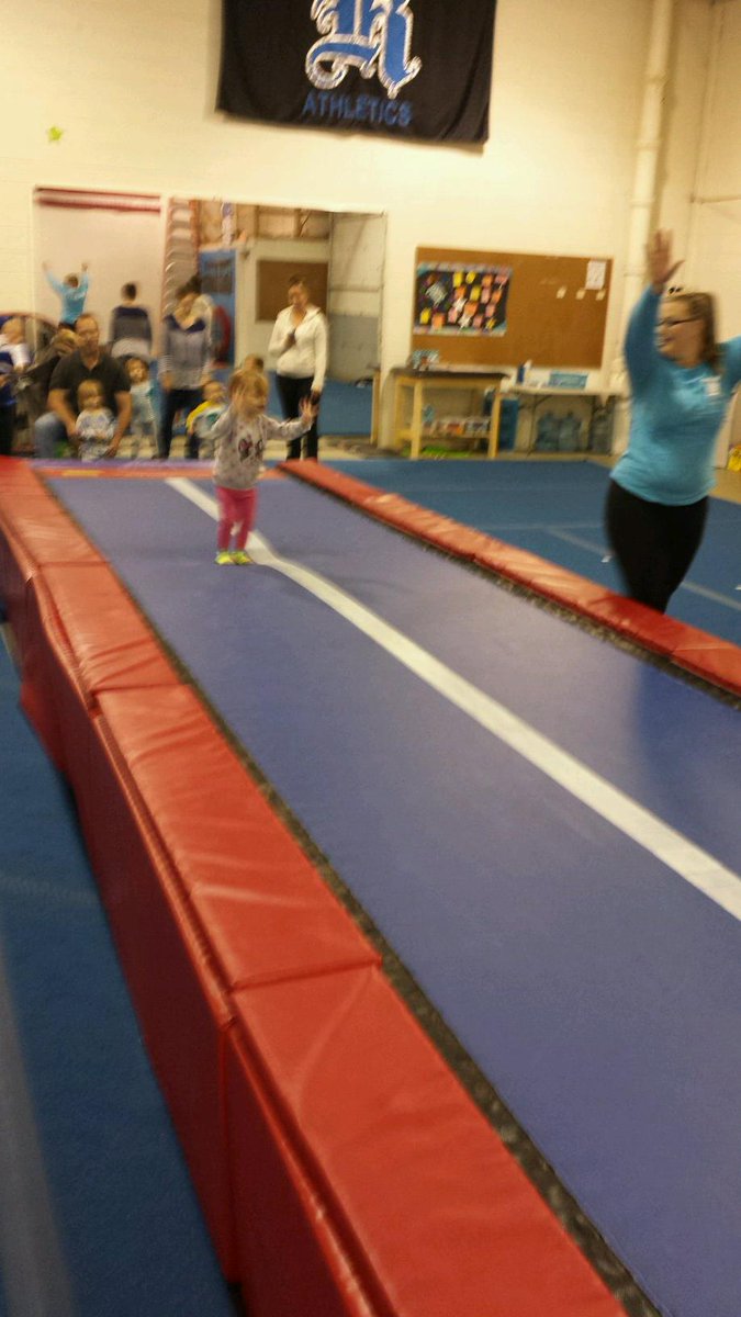 DaynaMulqueen44's tweet photo. Baby Rockstars were awesome and adorable today!! Soo much fun!! #rockstarathletics #babyrockstars http://t.co/tpUj5aI84x