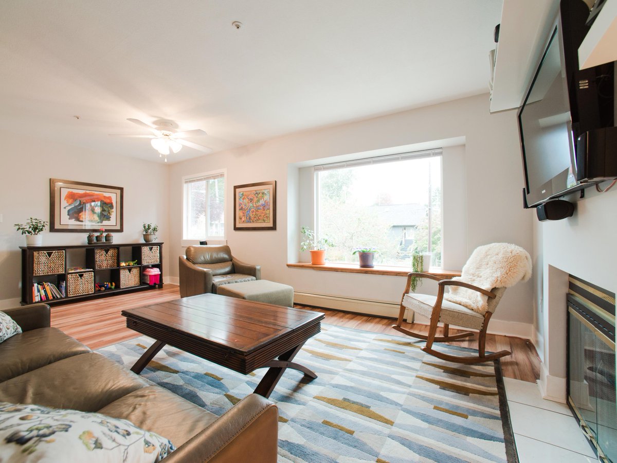 RealtorLindsie's tweet photo. Fantastic family home a short walk to Commercial Drive. Sneak peek Oct. 1 6:00 - 7:00. http://t.co/yhxtki2YPN http://t.co/kxsBBqYrZa