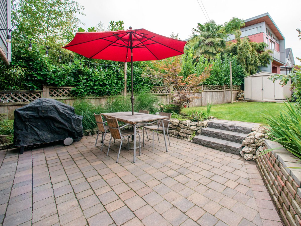 RealtorLindsie's tweet photo. Fantastic family home a short walk to Commercial Drive. Sneak peek Oct. 1 6:00 - 7:00. http://t.co/yhxtki2YPN http://t.co/kxsBBqYrZa