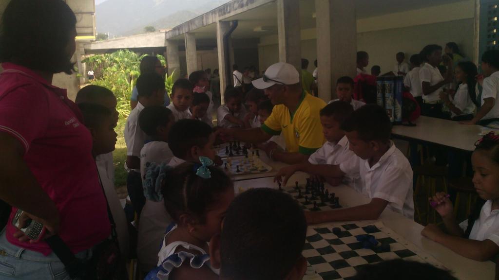 EdFisicaMiranda's tweet photo. Celebración d las Escuelas Bolivarianas @machadoluis99 @WilliamsMacondo @rodulfohumberto @NicolasMaduro http://t.co/iLpiWnPtmi