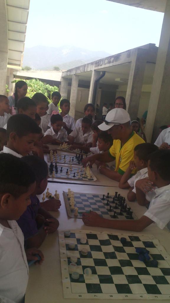 EdFisicaMiranda's tweet photo. Celebración d las Escuelas Bolivarianas @machadoluis99 @WilliamsMacondo @rodulfohumberto @NicolasMaduro http://t.co/iLpiWnPtmi