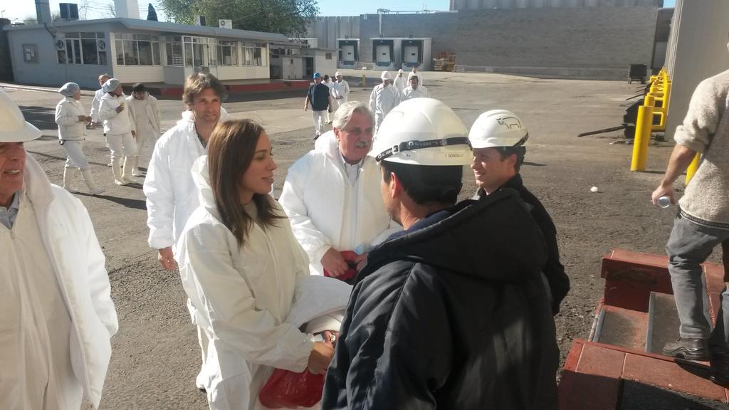 mariuvidal's tweet photo. Recorriendo Frigorífico Rioplatense en #Pacheco con nuestro candidato a intendente @casarettotigre y @segundocernadas http://t.co/u6cq0xODdV