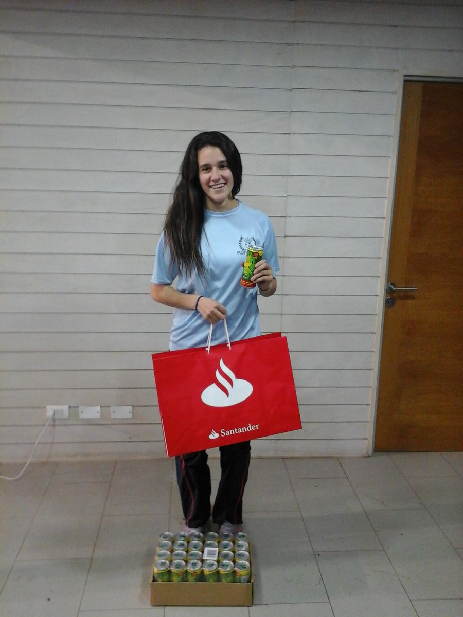 ClubConecta's tweet photo. .@santanderchile y @mahou_es premiaron a María Jesús Puga, de Fat Amy FC, por ser la jugadora de la fecha 4. http://t.co/JOsmw1ErqJ