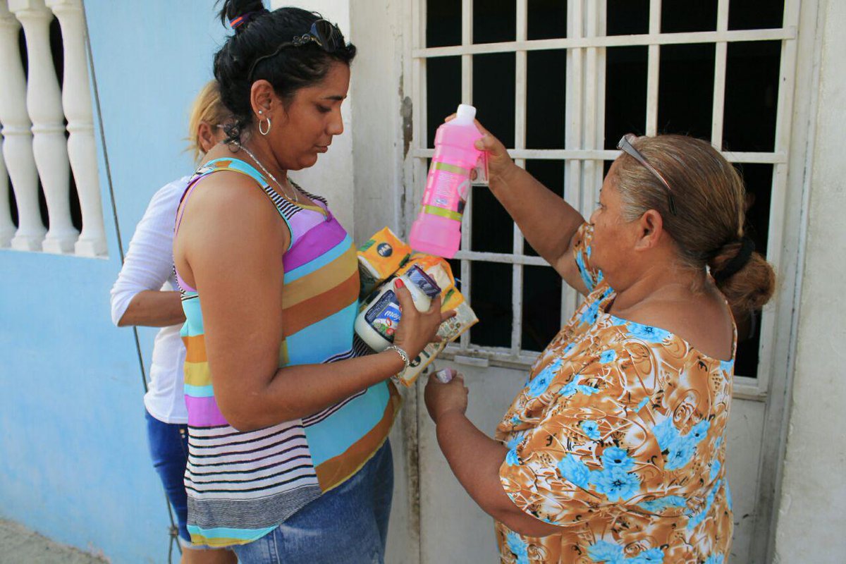 PCantibachaqueo's tweet photo. Los porteños comprando sus productos, otro logro de esta #GestionSinLimites @rafaellacava10 @AlbertoM_PSUV @psjos http://t.co/3heUqcAB2l