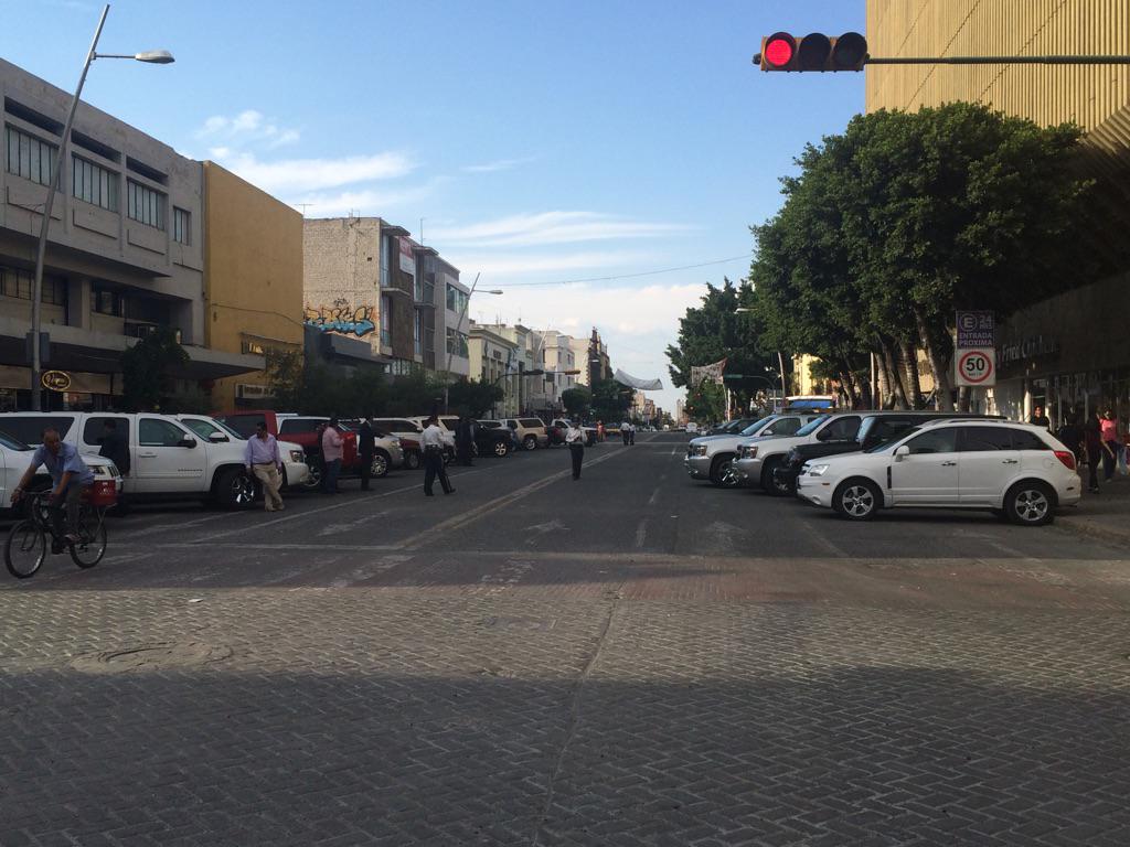 omar_comunica's tweet photo. También los Alfaristas convirtieron la avenida Alcalde en un gran estacionamiento. Aquí la imagen http://t.co/StTFjACnkH