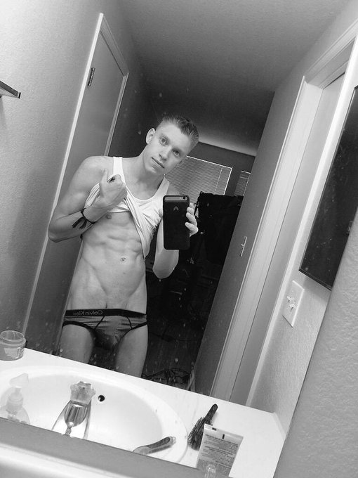 Cum hangout with me on #humpday http://t.co/wGhKSQOWeG #gay #bigcock http://t.co/Hhd0QdxHHN