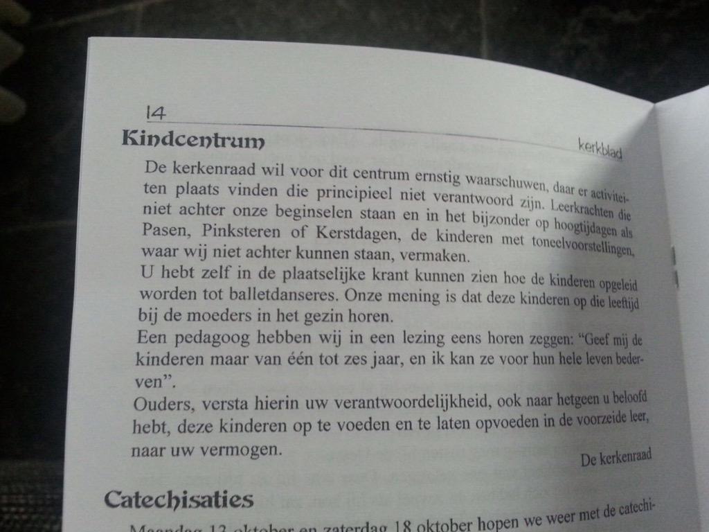 hartmanurk's tweet photo. He!?! Schaam me diep voor deze zogenaamde mede 'christenen' #bizar #triest #indoctrinatie #oudgereformeerd #fail #nou http://t.co/Gvf7qfRA3C