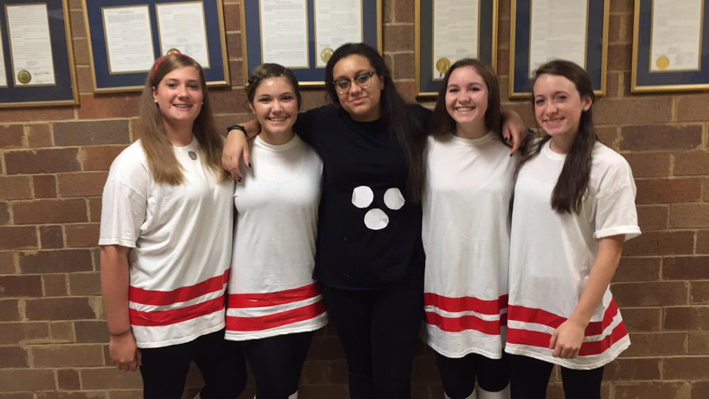 chloecaples's tweet photo. squad bowlin up on a wednesday #fmhsspiritweek http://t.co/EB7X4yxzeZ
